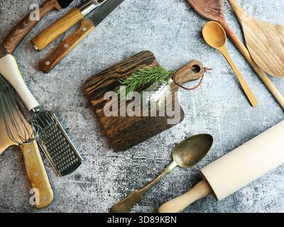 Weihnachtliche Kochutensilien auf dem Tisch. Draufsicht mit Schneidebrett, Kopierraum für Ihren Text Stockfoto