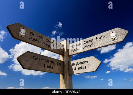 Norfolk Coast Path Wanderweg Schild, Cley-next-the-Sea Beach, North Norfolk Coast, England, Großbritannien Stockfoto