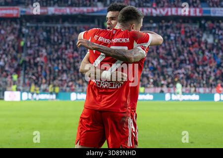 Luis Diaz (FC Bayern München, #14) feiert mit Raphael Guerreiro (FC Bayern München, #22) sein Tor zum 1:1 - Equalizer GER, FC Bayern München gegen FC St. Pauli Hamburg, Fußball, Bundesliga, 12. Spieltag, Saison 2025/2 Stockfoto