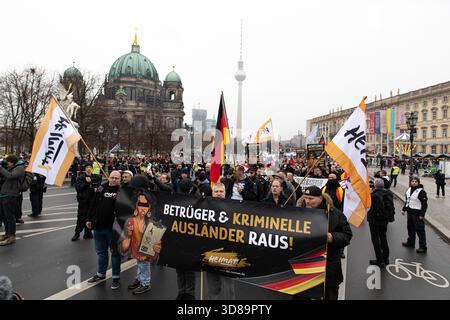 Berlin, Berlin, Deutschland. November 2025. Anhänger der rechtsextremen Partei die Heimat versammelten sich am Samstag, den 29. November 2025 in der Nähe des Berliner Doms und hielten deutsche Fahnen und Schilder, die zu „Sicherheit und Ordnung“ und „keine Toleranz für kriminelle Ausländer“ aufriefen. Einige Banner verlangten die Ausweisung von „Betrügern und kriminellen Einwanderern“, während Mitglieder der extremistischen Jugendgruppe Deutsche Jugend Voran mit Plakaten erschienen, auf denen „die Grenzen schließen“ (Credit Image: © Michael Kuenne/PRESSCOV via ZUMA Press Wire) NUR REDAKTIONELL VERWENDET WURDEN! Nicht für kommerzielle ZWECKE! Stockfoto