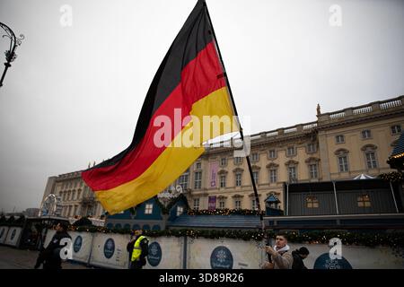 Berlin, Berlin, Deutschland. November 2025. Anhänger der rechtsextremen Partei die Heimat versammelten sich am Samstag, den 29. November 2025 in der Nähe des Berliner Doms und hielten deutsche Fahnen und Schilder, die zu „Sicherheit und Ordnung“ und „keine Toleranz für kriminelle Ausländer“ aufriefen. Einige Banner verlangten die Ausweisung von „Betrügern und kriminellen Einwanderern“, während Mitglieder der extremistischen Jugendgruppe Deutsche Jugend Voran mit Plakaten erschienen, auf denen „die Grenzen schließen“ (Credit Image: © Michael Kuenne/PRESSCOV via ZUMA Press Wire) NUR REDAKTIONELL VERWENDET WURDEN! Nicht für kommerzielle ZWECKE! Stockfoto