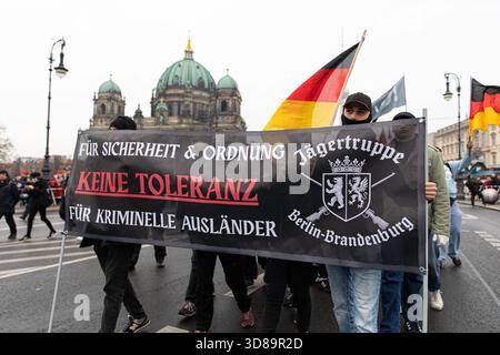 Berlin, Berlin, Deutschland. November 2025. Anhänger der rechtsextremen Partei die Heimat versammelten sich am Samstag, den 29. November 2025 in der Nähe des Berliner Doms und hielten deutsche Fahnen und Schilder, die zu „Sicherheit und Ordnung“ und „keine Toleranz für kriminelle Ausländer“ aufriefen. Einige Banner verlangten die Ausweisung von „Betrügern und kriminellen Einwanderern“, während Mitglieder der extremistischen Jugendgruppe Deutsche Jugend Voran mit Plakaten erschienen, auf denen „die Grenzen schließen“ (Credit Image: © Michael Kuenne/PRESSCOV via ZUMA Press Wire) NUR REDAKTIONELL VERWENDET WURDEN! Nicht für kommerzielle ZWECKE! Stockfoto