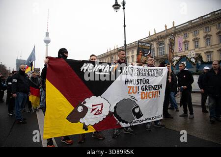 Berlin, Berlin, Deutschland. November 2025. Anhänger der rechtsextremen Partei die Heimat versammelten sich am Samstag, den 29. November 2025 in der Nähe des Berliner Doms und hielten deutsche Fahnen und Schilder, die zu „Sicherheit und Ordnung“ und „keine Toleranz für kriminelle Ausländer“ aufriefen. Einige Banner verlangten die Ausweisung von „Betrügern und kriminellen Einwanderern“, während Mitglieder der extremistischen Jugendgruppe Deutsche Jugend Voran mit Plakaten erschienen, auf denen „die Grenzen schließen“ (Credit Image: © Michael Kuenne/PRESSCOV via ZUMA Press Wire) NUR REDAKTIONELL VERWENDET WURDEN! Nicht für kommerzielle ZWECKE! Stockfoto