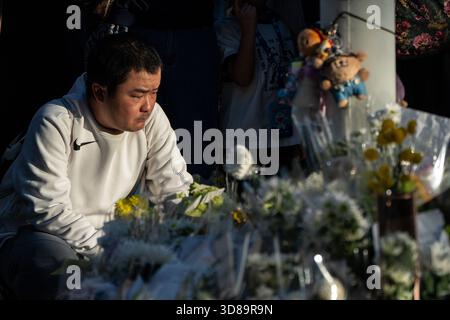 Ein Mann, der am 29. November 2025 in Hongkong mehrere Wohngebäude am Wang Fuk Court in der Nähe der Stelle eines Großbrandes betrachtete. (Foto von Vernon Yuen/Nexpher Images) Stockfoto