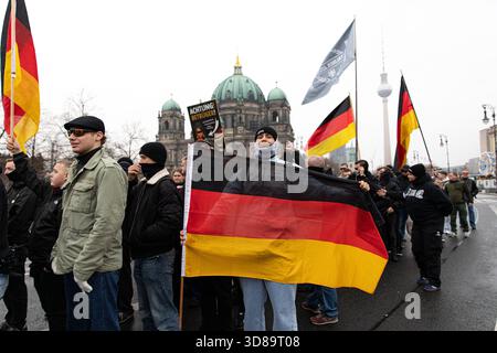 Berlin, Berlin, Deutschland. November 2025. Anhänger der rechtsextremen Partei die Heimat versammelten sich am Samstag, den 29. November 2025 in der Nähe des Berliner Doms und hielten deutsche Fahnen und Schilder, die zu „Sicherheit und Ordnung“ und „keine Toleranz für kriminelle Ausländer“ aufriefen. Einige Banner verlangten die Ausweisung von „Betrügern und kriminellen Einwanderern“, während Mitglieder der extremistischen Jugendgruppe Deutsche Jugend Voran mit Plakaten erschienen, auf denen „die Grenzen schließen“ (Credit Image: © Michael Kuenne/PRESSCOV via ZUMA Press Wire) NUR REDAKTIONELL VERWENDET WURDEN! Nicht für kommerzielle ZWECKE! Stockfoto