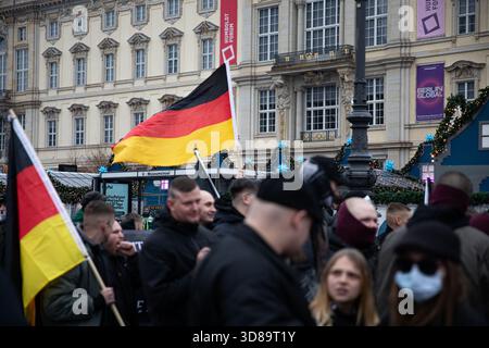 Berlin, Berlin, Deutschland. November 2025. Anhänger der rechtsextremen Partei die Heimat versammelten sich am Samstag, den 29. November 2025 in der Nähe des Berliner Doms und hielten deutsche Fahnen und Schilder, die zu „Sicherheit und Ordnung“ und „keine Toleranz für kriminelle Ausländer“ aufriefen. Einige Banner verlangten die Ausweisung von „Betrügern und kriminellen Einwanderern“, während Mitglieder der extremistischen Jugendgruppe Deutsche Jugend Voran mit Plakaten erschienen, auf denen „die Grenzen schließen“ (Credit Image: © Michael Kuenne/PRESSCOV via ZUMA Press Wire) NUR REDAKTIONELL VERWENDET WURDEN! Nicht für kommerzielle ZWECKE! Stockfoto