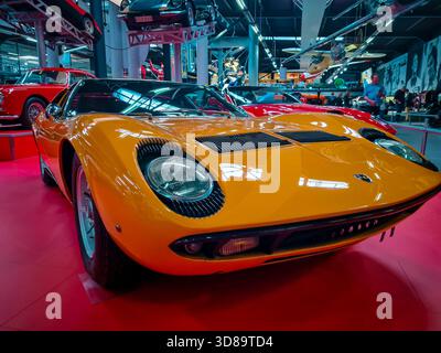 Nahaufnahme eines klassischen gelben Lamborghini Miura Supercars auf einem roten Boden in einem Automobilmuseum Stockfoto
