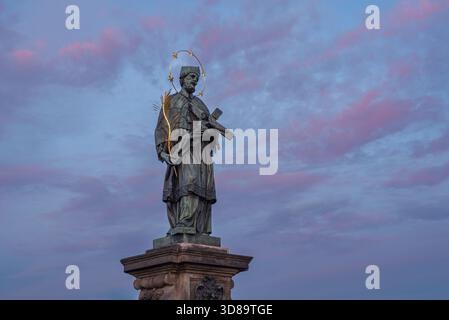 Die Statue des Heiligen Johannes Nepomuk ist die älteste auf der Karlsbrücke, Prag wurde von Jan Brokoff geschaffen Stockfoto