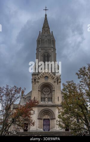 Paris, Frankreich - 11 08 2025: Blick auf Fassade und Treppe der katholischen Kirche unserer Lieben Frau vom Kreuz von Ménilmontant Stockfoto