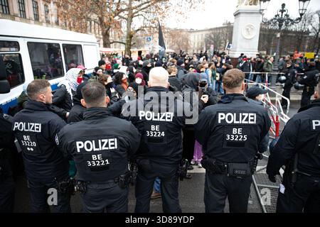 Berlin, Deutschland. November 2025. Gegenprotestierende, darunter Antifa-Aktivisten und Mitglieder von Oma Against the Right, versammelten sich am Samstag, den 29. November 2025 in Berlin, um gegen eine rechtsextreme Versammlung am Berliner Dom zu protestieren. Die Polizei hielt eine starke Präsenz in der Gegend aufrecht und bildete enge Linien, um die gegnerischen Gruppen voneinander zu trennen. Demonstranten hielten Schilder, die den Rechtsextremismus als Spannungen verurteilten, die sich am Nachmittag aufbauten. (Foto: Michael Kuenne/PRESSCOV/SIPA USA) Credit: SIPA USA/Alamy Live News Stockfoto