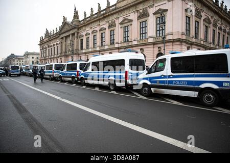 Berlin, Deutschland. November 2025. Gegenprotestierende, darunter Antifa-Aktivisten und Mitglieder von Oma Against the Right, versammelten sich am Samstag, den 29. November 2025 in Berlin, um gegen eine rechtsextreme Versammlung am Berliner Dom zu protestieren. Die Polizei hielt eine starke Präsenz in der Gegend aufrecht und bildete enge Linien, um die gegnerischen Gruppen voneinander zu trennen. Demonstranten hielten Schilder, die den Rechtsextremismus als Spannungen verurteilten, die sich am Nachmittag aufbauten. (Foto: Michael Kuenne/PRESSCOV/SIPA USA) Credit: SIPA USA/Alamy Live News Stockfoto