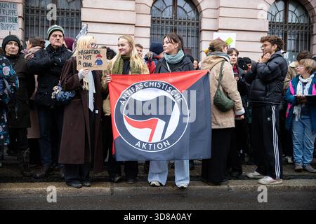 Berlin, Deutschland. November 2025. Gegenprotestierende, darunter Antifa-Aktivisten und Mitglieder von Oma Against the Right, versammelten sich am Samstag, den 29. November 2025 in Berlin, um gegen eine rechtsextreme Versammlung am Berliner Dom zu protestieren. Die Polizei hielt eine starke Präsenz in der Gegend aufrecht und bildete enge Linien, um die gegnerischen Gruppen voneinander zu trennen. Demonstranten hielten Schilder, die den Rechtsextremismus als Spannungen verurteilten, die sich am Nachmittag aufbauten. (Foto: Michael Kuenne/PRESSCOV/SIPA USA) Credit: SIPA USA/Alamy Live News Stockfoto