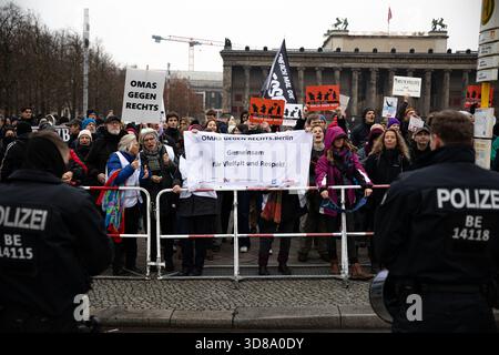 Berlin, Deutschland. November 2025. Gegenprotestierende, darunter Antifa-Aktivisten und Mitglieder von Oma Against the Right, versammelten sich am Samstag, den 29. November 2025 in Berlin, um gegen eine rechtsextreme Versammlung am Berliner Dom zu protestieren. Die Polizei hielt eine starke Präsenz in der Gegend aufrecht und bildete enge Linien, um die gegnerischen Gruppen voneinander zu trennen. Demonstranten hielten Schilder, die den Rechtsextremismus als Spannungen verurteilten, die sich am Nachmittag aufbauten. (Foto: Michael Kuenne/PRESSCOV/SIPA USA) Credit: SIPA USA/Alamy Live News Stockfoto