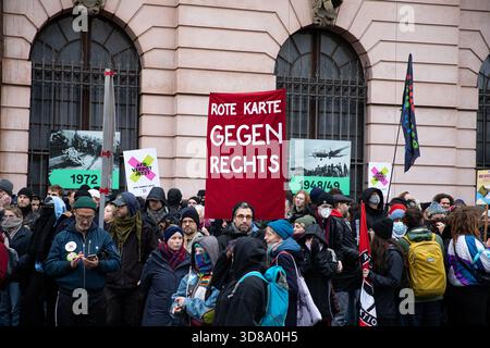 Berlin, Deutschland. November 2025. Gegenprotestierende, darunter Antifa-Aktivisten und Mitglieder von Oma Against the Right, versammelten sich am Samstag, den 29. November 2025 in Berlin, um gegen eine rechtsextreme Versammlung am Berliner Dom zu protestieren. Die Polizei hielt eine starke Präsenz in der Gegend aufrecht und bildete enge Linien, um die gegnerischen Gruppen voneinander zu trennen. Demonstranten hielten Schilder, die den Rechtsextremismus als Spannungen verurteilten, die sich am Nachmittag aufbauten. (Foto: Michael Kuenne/PRESSCOV/SIPA USA) Credit: SIPA USA/Alamy Live News Stockfoto