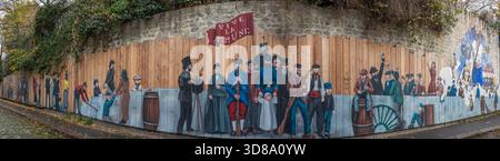 Paris, Frankreich - 11 08 2025: Belleville Park. Sehen Sie sich das Wandbild an, das die letzte Barrikade von QMRK gemalt hat Stockfoto