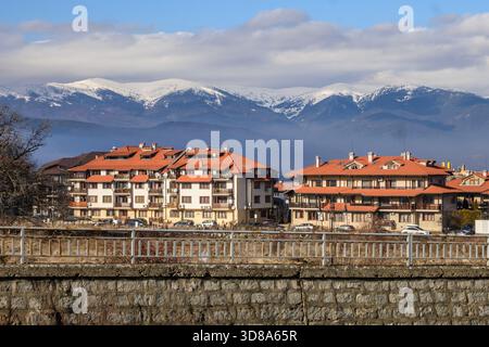 Moderne Hotels in Bansko mit schneebedeckten Pirin-Bergen in Bulgarien Stockfoto