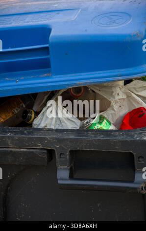 Überlaufbehälter Nahaufnahme von gemischtem Haushaltsabfall und Recycling Stockfoto