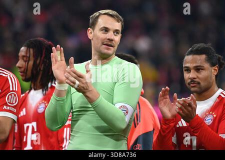 Abschlussfeier Manuel NEUER (Torhüter Bayern München), re:Serge GNABRY (FC Bayern München). Fußball 1. Bundesliga-Saison 2025/2026, 12. Spieltag, 12. Spieltag FC Bayern München - FC St. Pauli 3-1 am 29.11.2025, ALLIANCE ARENA. Stockfoto