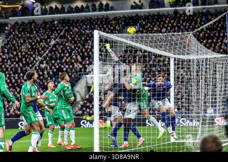 Everton Torhüter Jordan Pickford schlägt den Ball beim Premier League Spiel Everton gegen Newcastle United im Hill Dickinson Stadium, Liverpool, Vereinigtes Königreich, 29. November 2025 (Foto: Alfie Cosgrove/News Images) *** GER AUT SUI OUT *** Stockfoto