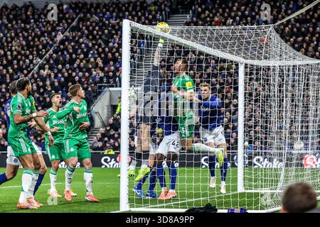Everton Torhüter Jordan Pickford schlägt den Ball beim Premier League Spiel Everton gegen Newcastle United im Hill Dickinson Stadium, Liverpool, Vereinigtes Königreich, 29. November 2025 (Foto: Alfie Cosgrove/News Images) *** GER AUT SUI OUT *** Stockfoto