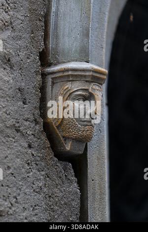 Russland, Oblast Samara, Dorf Chryashchevka - 31. Juli 2023. Dekorative Konsole in Form eines Ritterkopfes auf der Burg Garibaldi. Architektonische Details Stockfoto