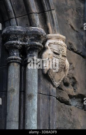 Russland, Oblast Samara, Dorf Chryashchevka - 31. Juli 2023. Nahaufnahme einer dekorativen Konsole in Form eines Ritterhelms aus der Burg Garibaldi. Ar Stockfoto