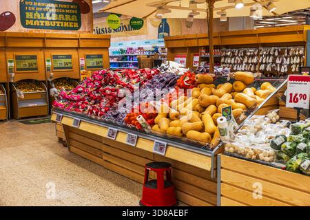 Wunderschöner Blick auf den Supermarkt mit Kürbiszwiebeln, Pilzen und frischem Gemüse. Schweden. Uppsala. Stockfoto