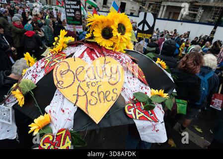 London, Großbritannien. 29. November 2025. Zehntausende palästinensische Unterstützer marschieren am Internationalen Palästinatstag durch Zentral-London und rufen die britische Regierung auf, die Bewaffnung Israels einzustellen und die Besetzung von Gaza und Westjordanland zu beenden. Nach Angaben von Amnesty International sind bei israelischen Angriffen seit dem am 9. Oktober angekündigten Waffenstillstand mindestens 347 Menschen, darunter 136 Kinder, getötet worden, während Israel weiterhin den Zugang zu kritischen Hilfsgütern einschränkt. Quelle: Ron Fassbender/Alamy Live News Stockfoto