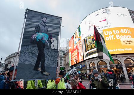 London, Großbritannien. 29. November 2025. Zehntausende palästinensische Unterstützer marschieren am Internationalen Palästinatstag durch Zentral-London und rufen die britische Regierung auf, die Bewaffnung Israels einzustellen und die Besetzung von Gaza und Westjordanland zu beenden. Nach Angaben von Amnesty International sind bei israelischen Angriffen seit dem am 9. Oktober angekündigten Waffenstillstand mindestens 347 Menschen, darunter 136 Kinder, getötet worden, während Israel weiterhin den Zugang zu kritischen Hilfsgütern einschränkt. Quelle: Ron Fassbender/Alamy Live News Stockfoto