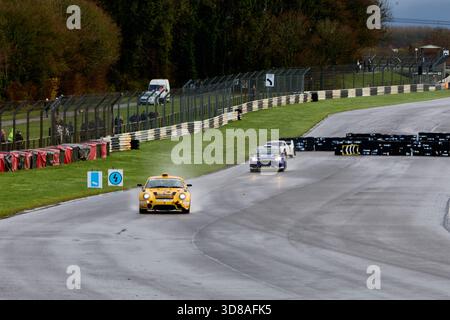 Rennwagen auf dem Castle Combe Race Circuit, England, 29. November 2026 Motorsport. Stockfoto