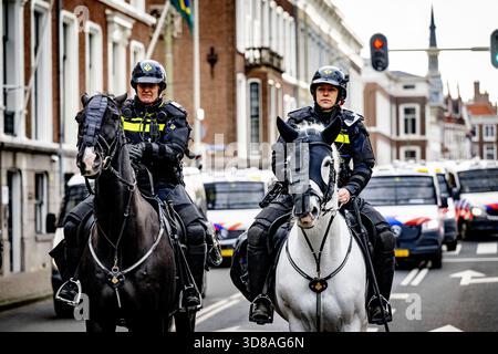 Der Haag - Polizeibeamte in Aktion. Rund 200 Demonstranten haben sich in Koekamp in den Haag versammelt. Die Demonstranten, die gegen die aktuelle Einwanderungspolitik protestieren, werden von dort aus durch das Stadtzentrum marschieren. Die Organisation Nationaal Protest nennt dies den Marsch für ein sicheres Niederlande. ANP /HOLLANDSE HOOGTE /ROBIN UTRECHT niederlande Out - belgien Out Stockfoto
