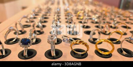 Berlin, Deutschland - 19. September 2025: In einem Juweliergeschäft werden elegante Ringe ausgestellt, die einzigartige Designs und Handwerkskunst hervorheben. Stockfoto