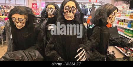 Berlin – 25. September 2025: Skelettfiguren in Halloween-Kostümen werden im Ladengang ausgestellt. Stockfoto