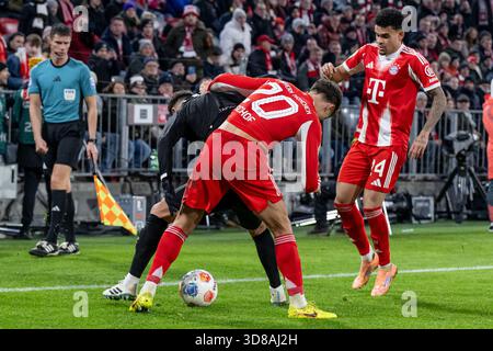 Kampf um den Ball von Danel Sinani (FC St. Pauli Hamburg, #10) mit Tom Bischof (FC Bayern München, #20) und Luis Diaz (FC Bayern München, #14) GER, FC Bayern München gegen FC St. Pauli Hamburg, Fußball, Bundesliga, 12. Spieltag, Seaso Stockfoto