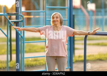Glückliche Seniorin, Die Im Freien Fitness Macht. Gesunder Ruhestand Lebensstil. Stockfoto