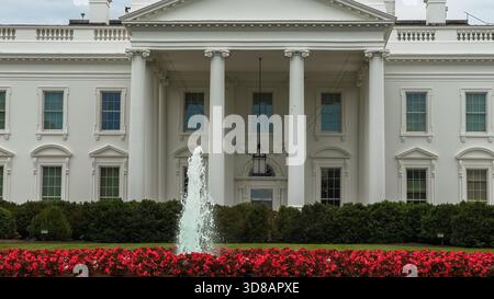 Washington D.C., USA, 26. Mai 2025. Ein detaillierter Blick auf die ikonischen neoklassizistischen Säulen, Fenster und den zentralen Brunnen des Weißen Hauses aus der Sicht des Stockfoto