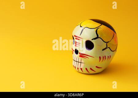 Catrina, Keramikschädel mit Blumen und leuchtenden Farben Stockfoto