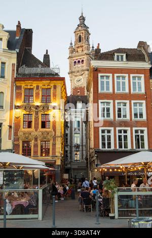 Lille, Frankreich - 13. August 2022: Vertikaler Blick auf den Grand Place und seinen Glockenturm mit Restauranterrassen in der Stadt Lille Stockfoto