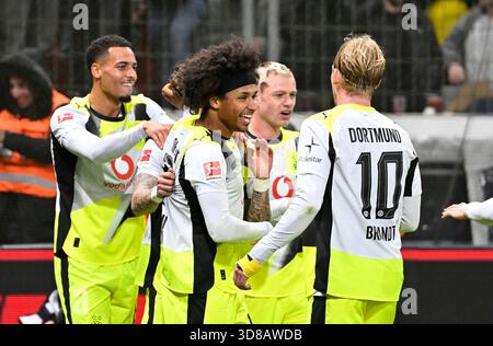 Feier Karim Adeyemi (Borussia Dortmund) nach seinem 0:2-Tor, von links Felix Nmecha (Borussia Dortmund), Karim Adeyemi (Borussia Dortmund), Julian Ryerson (Borussia Dortmund) Julian Brandt (Borussia Dortmund) Fußball-Bundesliga 1, 12. Spiel Stockfoto