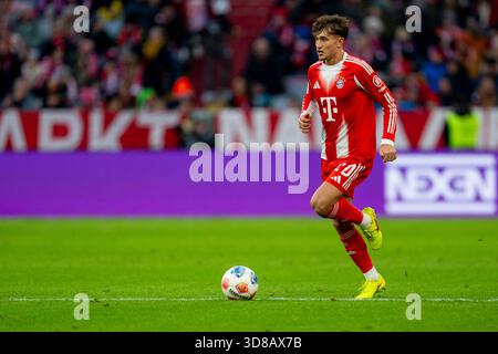 Bundesliga 12. Spieltag, FC Bayern München vs. ST. Pauli in der Allianz Arena München, Samstag 29.11.2025. Im Bild: Tom Bischof (FC Bayern München) Stockfoto