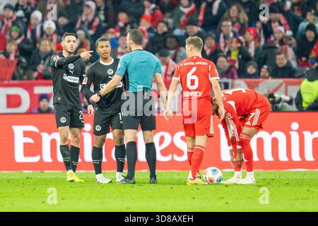 Bundesliga 12. Spieltag, FC Bayern München vs. ST. Pauli in der Allianz Arena München, Samstag 29.11.2025. Stockfoto