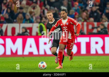 Bundesliga 12. Spieltag, FC Bayern München vs. ST. Pauli in der Allianz Arena München, Samstag 29.11.2025. Im Bild: Serge Gnabry (FC Bayern München) Stockfoto