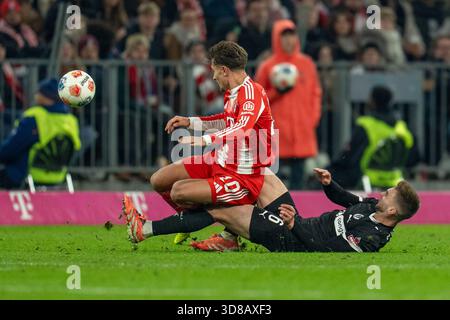 Bundesliga 12. Spieltag, FC Bayern München vs. ST. Pauli in der Allianz Arena München, Samstag 29.11.2025. Im Bild: Tom Bischof (FC Bayern München) A Stockfoto