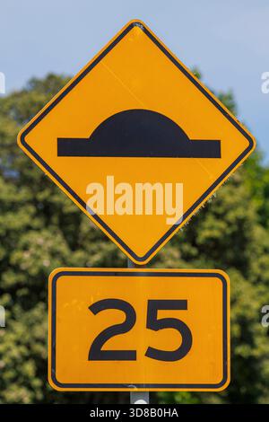 Ein Warnschild, das am Samstag, den 29. November 2025 in Auckland, Neuseeland, eine Geschwindigkeitserhöhung anzeigt. Stockfoto