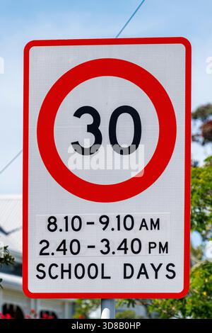 Ein Verkehrsschild mit einer Geschwindigkeitsbegrenzung von 30 km/h während der Schulzeit in Auckland, Neuseeland am Samstag, den 29. November 2025. Stockfoto
