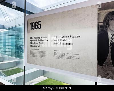 Dublin, Irland - 21. Oktober 2025: Historische Ausstellung in Dublin über die Rolling Stones 1965-Veranstaltung am Flughafen. Stockfoto