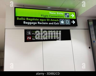 Dublin, Irland - 21. Oktober 2025: Beschilderung am Flughafen Dublin, die Reisende zu Fluganschlüssen, Gepäckausgabe und Ausgängen führt. Stockfoto