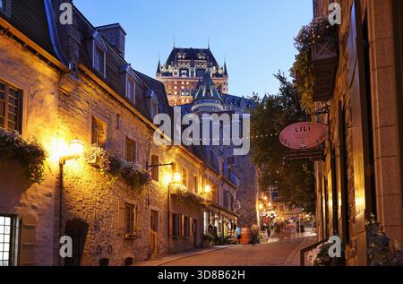 Die Skyline von Quebec City im Herbst wird von der Sous le Fort Street, Kanada, beleuchtet Stockfoto