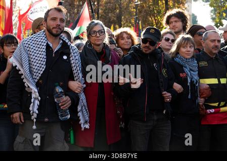 Rom, Italien. november 2025. Thiago Ávila, Francesca albanesische Sonderberichterstatterin der Vereinten Nationen für die besetzten palästinensischen Gebiete, Greta Thunberg, nahm an der Demonstration der Palästinensischen Proletarier gegen den Krieg teil. Nur für redaktionelle Zwecke, nicht für kommerzielle Zwecke. Stockfoto