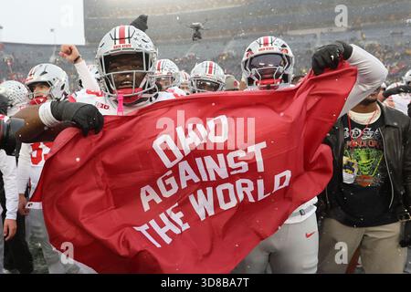 Ann Arbor, Usa. November 2025. Die Spieler der Ohio State Buckeyes feiern nach dem Sieg über die Michigan Wolverines 27-9 in Ann Arbor, Michigan am Samstag, den 29. November 2025. Foto: Aaron Josefczyk/UPI Credit: UPI/Alamy Live News Stockfoto